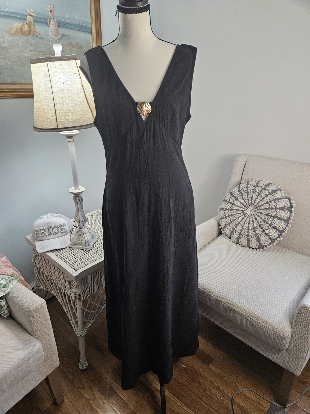 Cupshe Black V‑Neck Sleeveless Maxi Dress with Shell Accent